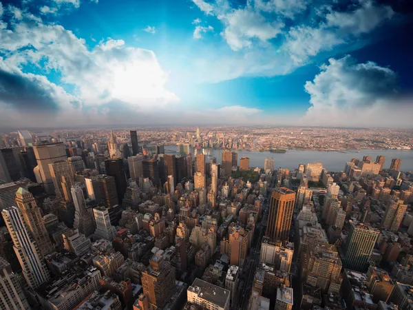 Hermoso horizonte de rascacielos de Manhattan en la noche de verano —  Fotos de Stock