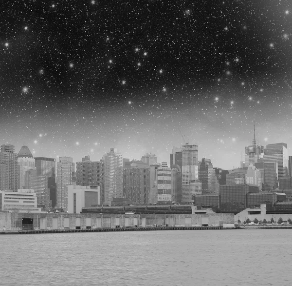 Манхеттен. Красива ніч кольори над Нью-Йорку хмарочосів — стокове фото