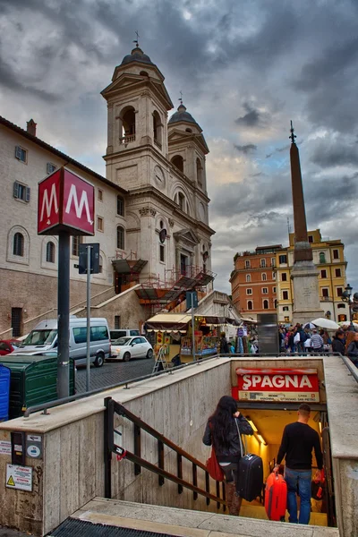 Metra znak w Rzymie z kościoła Świętej Trójcy w tle — Zdjęcie stockowe