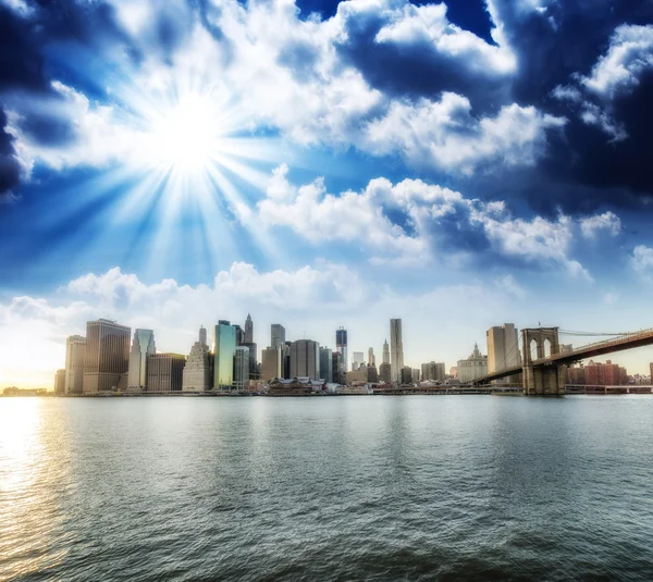 Amazing new york stadsgezicht - wolkenkrabbers en brooklyn brug van — Stockfoto