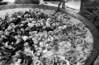 tipik İspanyol paella büyük tavada, semt pazarı