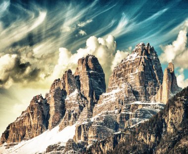 dolomites yüksek dorukları. İtalyan Alpleri senaryo üzerinde kış günbatımı