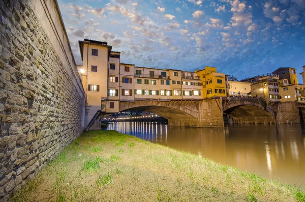 Ponte Vecchio Arno folyó felett, Firenze, Olaszország. Gyönyörű, emelkedő — Stock Fotó