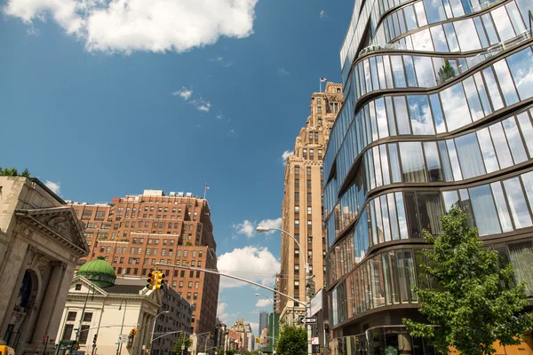 Contraste de edifícios modernos e antigos de Manhattan em uma bela — Fotografia de Stock