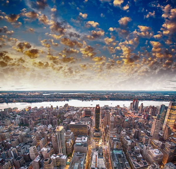 Moderne stad wolkenkrabbers en skyline — Stockfoto