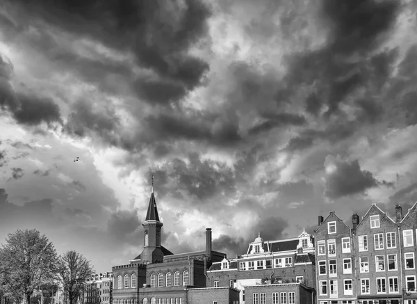 Architectuur van amsterdam, typische gebouwen — Stockfoto