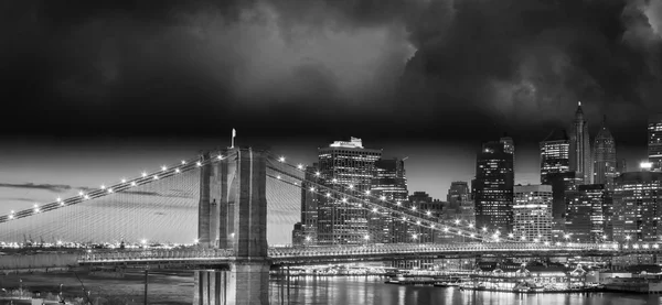 New Yorks manhattan skyline och brooklyn bridge i skymningen över — Stockfoto