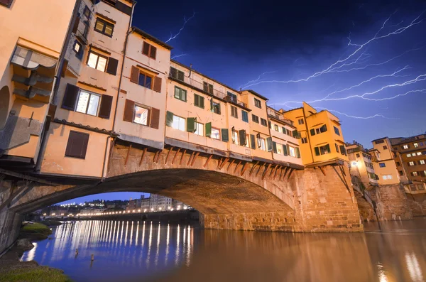 Underbara Visa gamla bro, ponte vecchio i Florens vid solnedgången — Stockfoto