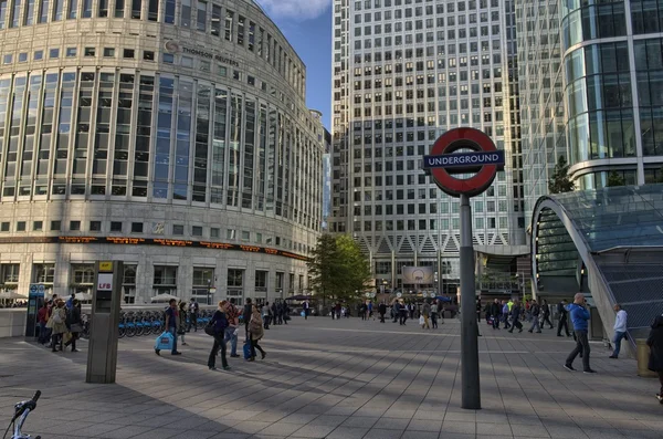 Londen - 27 Sep: The London Underground teken buiten de Canarische — Stockfoto