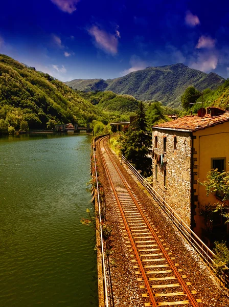 Nehir, gökyüzü ve Toskana bölgesinin bitki örtüsü ile demiryolu — Stok fotoğraf
