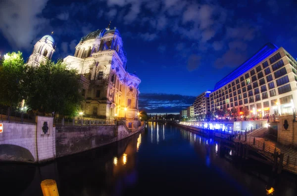 Berliner Wahrzeichen und Gebäude nach Sonnenuntergang mit Spree — Stockfoto