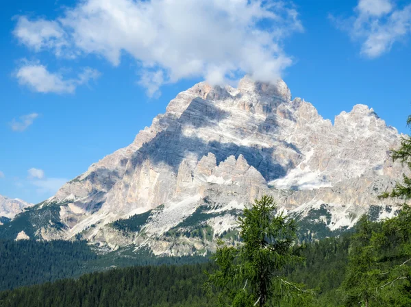 Céu maravilhoso acima de Monte Cristallo - Dolomitas italianas — Fotografia de Stock