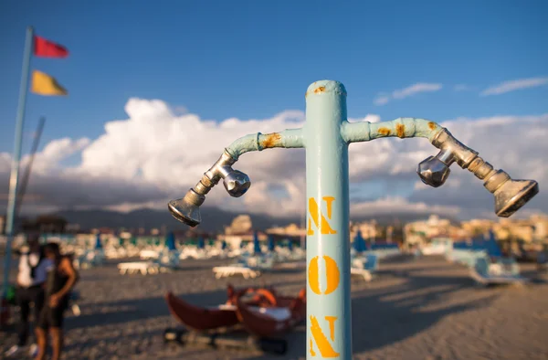 Gün batımında güzel bir plajda duş ekipmanları — Stok fotoğraf