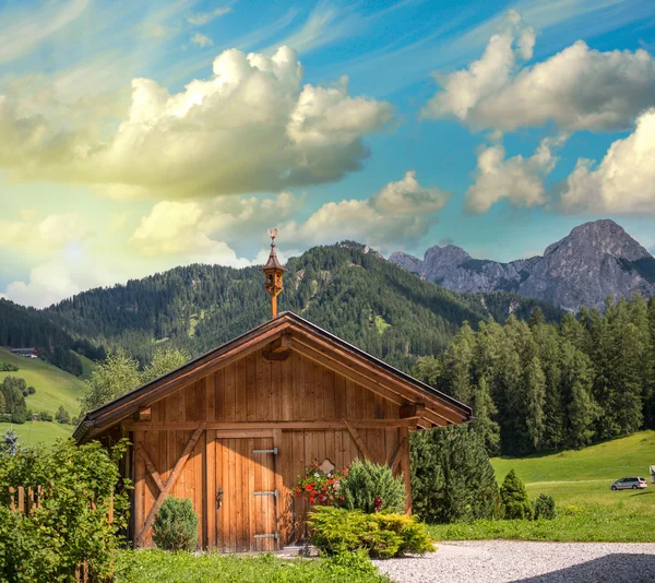 Mountain landscape - Isolated Hut on peaks background — Stock Photo, Image