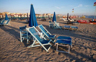 şezlong üzerinde güzel bir plaj - Toskana coast, İtalya