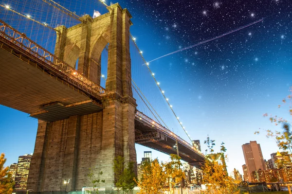 Чудесная ночь над Бруклинским мостом, Нью-Йорк — стоковое фото