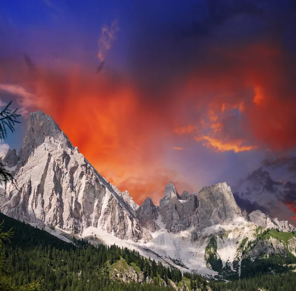 Underbar sommar solnedgång på Dolomiterna park. — Stockfoto