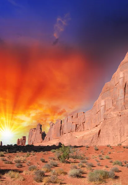 Národním parku Arches, utah. nádherné skalní útvary s západ slunce — Stock fotografie