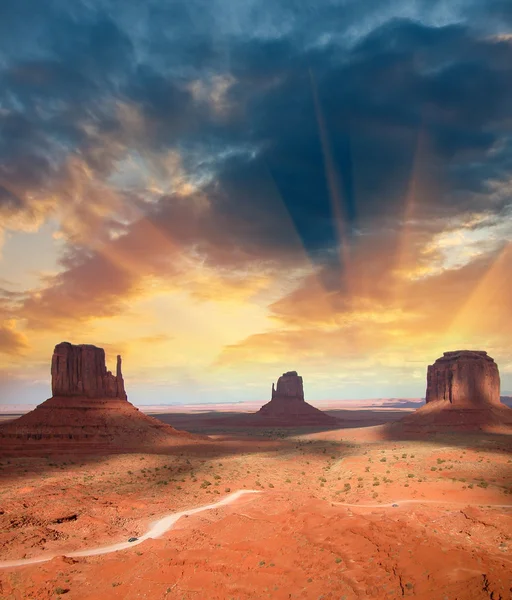 Classic Buttes of Monument Valley (en inglés). Vista del paisaje en los soles de verano —  Fotos de Stock