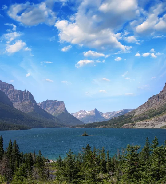 Sunset at St. Mary Lake from Wild goose island viewpoint, Glacie — Stock Photo, Image