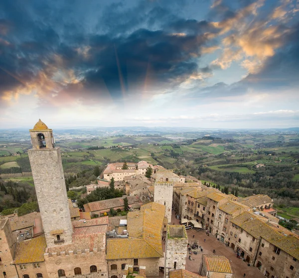 Classica città medievale di San Gimignano . — Foto Stock