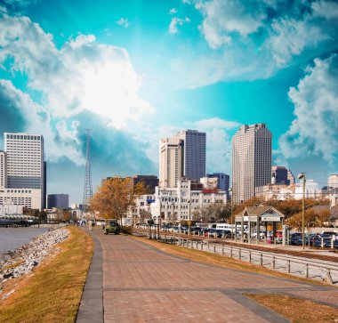 gün batımında güzel riverwalk ile New orleans manzarası