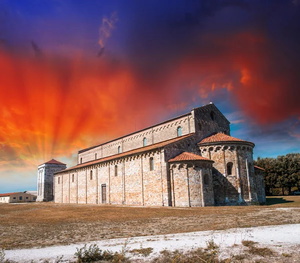 Pisa, italien. wunderbarer Sonnenuntergang mit Blick auf die Kathedrale von San Piero — Stockfoto