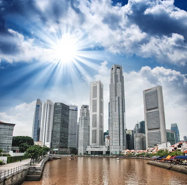 Singapore. Spektakuläre Stadtsilhouette mit Fluss und Wolkenkratzern — Stockfoto