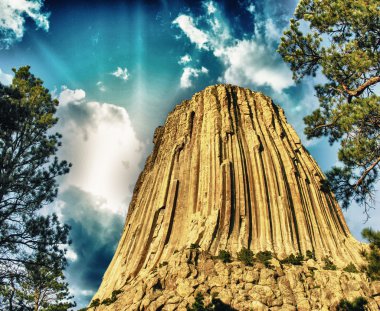 Devils tower, wyoming. Kara tepeler üzerinde yaz gün batımı