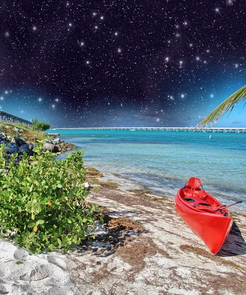 Rotes Boot auf einem schönen Meer in der Nacht — Stockfoto