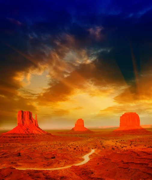 The Monument Valley, Utah. Beautiful landscape at summer sunset — Stock Photo, Image
