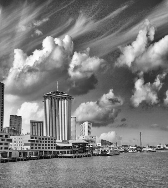 Новый Орлеан. Река Миссисипи на закате с горизонтом города
