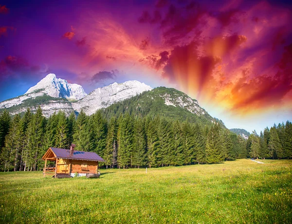 Alpin καλύβα με δέντρα, λιβάδια και τις κορυφές των βουνών - καλοκαίρι χρώματα — Φωτογραφία Αρχείου