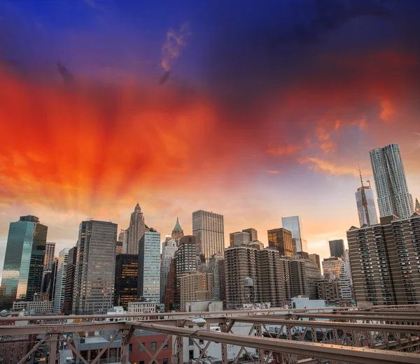 Нью-Йоркский городской пейзаж с Бруклинского моста. Небоскрёбы на закате — стоковое фото