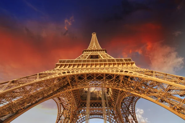 Bella vista della Torre Eiffel a Parigi con i colori del tramonto — Foto Stock