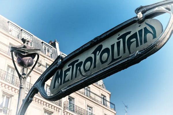 Famous historic Art Nouveau entrance sign for the Metropolitain — Stock Photo, Image