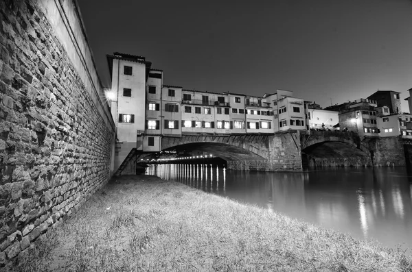 Ponte vecchio över arno river, Florens, Italien. — Stockfoto