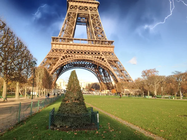 Eiffel-torony, a téli időszakban, Nézd a Champs de Mars — Stock Fotó