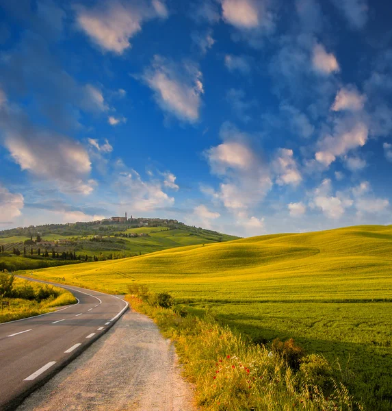 Prati toscani in primavera. Meravigliosi colori del tramonto, Italia — Foto Stock