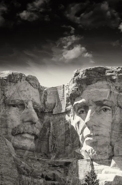 Mémorial national du Mont Rushmore avec ciel dramatique - États-Unis — Photo