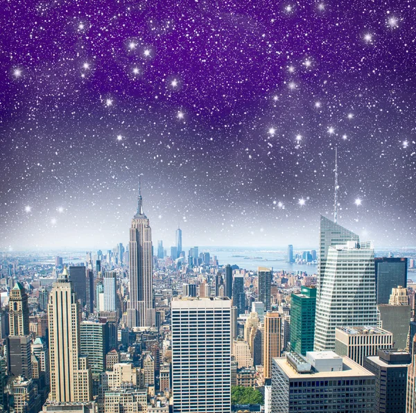 De skyline van Manhattan's nachts - luchtfoto — Stockfoto