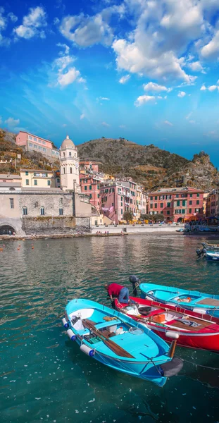 Barevné lodě v malebné přístavu vernazza — Stock fotografie