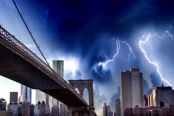 Verbazingwekkende storm in new york luchten met manhattan wolkenkrabbers. — Stockfoto