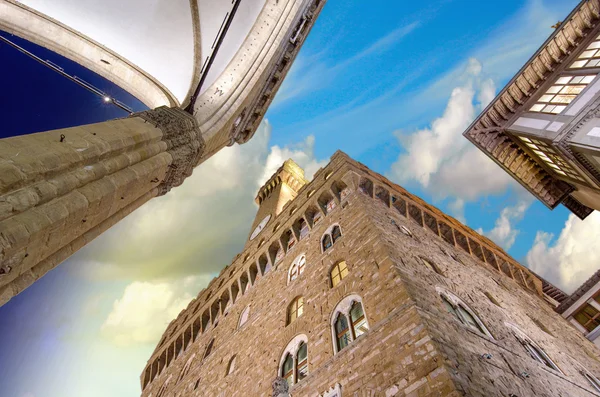 Дворец Веккьо и площадь Пьяцца делла Фазория во Флоренции . — стоковое фото
