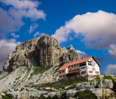 dağ çarpıcı manzarası. Dev tepe ve günbatımı barınağında