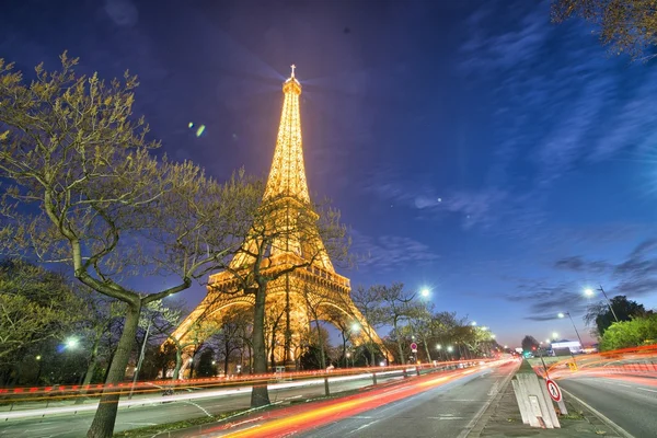 Eiffel toren lichten 's nachts — Stockfoto