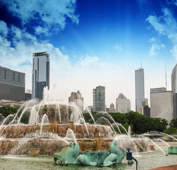 Fountain and Skyscrapers of Chicago - Illinois - USA — Stock Photo, Image