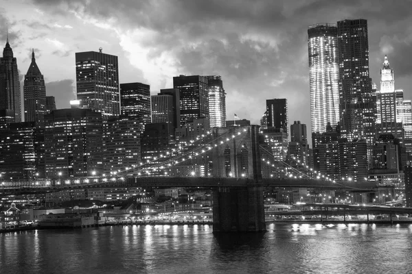 Brooklyn Köprüsü ve gün batımında alt manhattan skyline — Stok fotoğraf