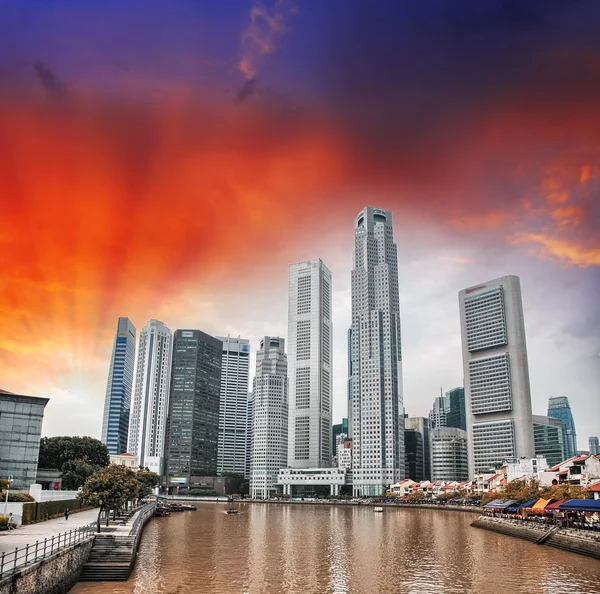 Skyline of Singapore ved en vakker solnedgang. – stockfoto