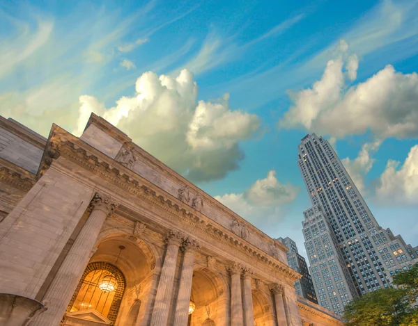 New York Skyscrapers on 5th Avenue, Next to the Public Library. — Stock Photo, Image